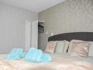 a bed with two pillows on top of it at Coastal Retreat - Uk37827 in Bare