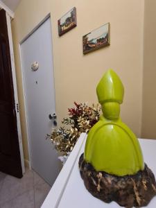 une bouteille verte assise au-dessus d'une table dans l'établissement Maria Marì house, à Naples