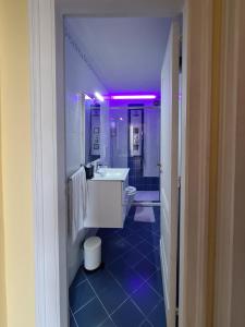La salle de bains est pourvue d'un lavabo blanc et de toilettes. dans l'établissement Maria Marì house, à Naples