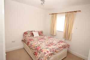sypialnia z łóżkiem i oknem w obiekcie Elegant Guest House w mieście Spinney Hill
