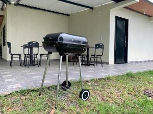 - un barbecue installé dans l'herbe à côté d'une terrasse dans l'établissement Lee TODO lo que incluye para Familia (Guateque), à Guateque