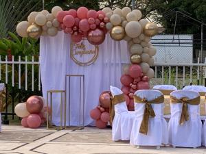 a bunch of balloons and chairs in front of a stage at Finca Hotel Pinares in La Pintada