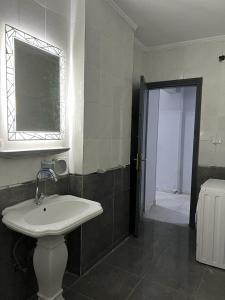 baño con lavabo, espejo y ventana en Hotel unit in downtown Cairo for rent en El Cairo