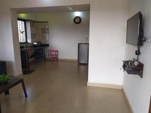 una habitación con una pared blanca y un reloj en la pared en Jiten Homestay, en Anjuna