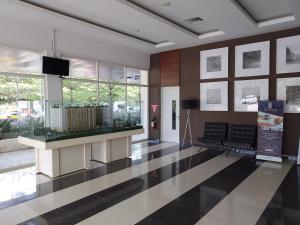 Ο χώρος του λόμπι ή της ρεσεψιόν στο AR Putra at Sentul Tower Apartment by Rindu +7 φωτογραφίες