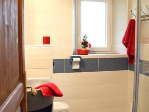 Koupelna v ubytování Grande maison rénovée avec jardin clos, idéale pour familles et amis, équipements variés, animaux acceptés - FR-1-489-50 + 28 fotografií