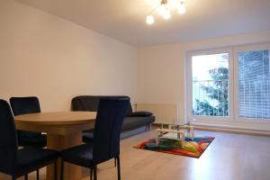 sala de estar con mesa, sillas y ventana en Modern and light 2-Room Apartment, en Viena