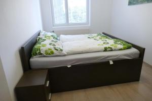 uma cama com uma moldura preta num quarto em Modern and light 2-Room Apartment em Viena