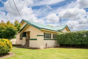 a yellow house with a green roof at Blayney Retreat-Central & Comfortable in Blayney