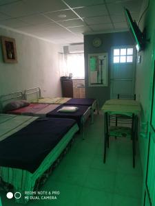 um quarto de hospital com duas camas e uma mesa em Monoambiente, a 8 cuadras del centro a 13 decostanera em Corrientes