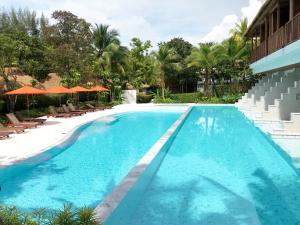 Бассейн в Tup Kaek Sunset Beach Resort-SHA Plus или поблизости