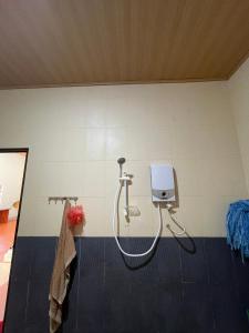 ein Bad mit Dusche in einem Zimmer in der Unterkunft family garden 