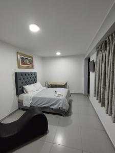 En eller flere senge i et værelse på Hostal El Edén Huaral + 18 billeder