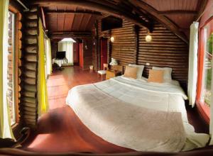 1 dormitorio con 1 cama grande en una habitación en Eco Cabañas San Lorenzo, en La Mesa