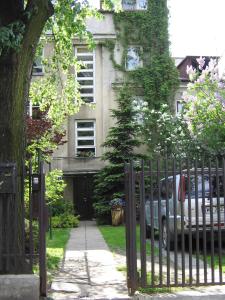 une clôture en fer forgé devant une maison dans l'établissement Animrumru, à Varsovie