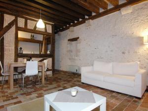 sala de estar con sofá blanco y mesa en Appart'Tourisme Blois Châteaux de la Loire, en Blois
