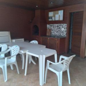 einen weißen Tisch und Stühle in der Küche in der Unterkunft Casa temporada. in Cabo Frio