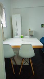 Habitación con 2 sillas y mesa con barra. en Apartamento Av Corrientes Porteño en Buenos Aires