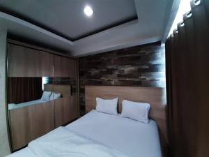 Llit o llits en una habitació de Cozy Tamansari Hive Cawang by Bonzela Property