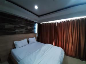 Llit o llits en una habitació de Cozy Tamansari Hive Cawang by Bonzela Property