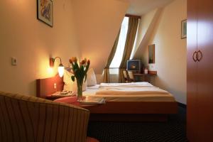
A bed or beds in a room at Suite Hotel 900 m zur Oper
