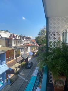 Blick auf eine Stadtstraße mit einem Gebäude in der Unterkunft Lemon Guesthouse in Chiang Mai
