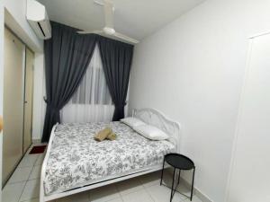 ein Schlafzimmer mit einem Bett und einem schwarzen Stuhl in der Unterkunft SS CondoStay Residensi Lili, Nilai nearby KLIA, USIM - infinity pool, wifi, smart tv in Nilai