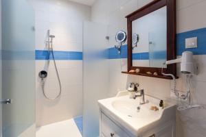 a bathroom with a sink and a shower with a mirror at Vitusfort Doppelzimmer Edinburgh in Füssen