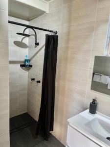 a shower with a black shower curtain in a bathroom at Quirindi Sunflower Motor Inn in Quirindi