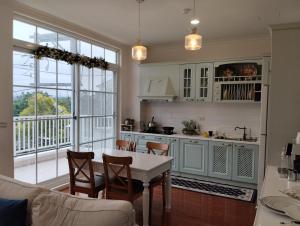 una cucina con un tavolo e sedie in una stanza di 葛萊絲鄉村小屋 Glass Country loft a Hsinchu