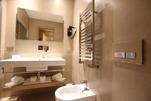 Kúpeľňa v ubytovaní Mokinba Hotels Baviera + 37 fotografií