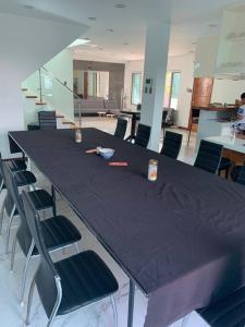 einen großen schwarzen Tisch mit Stühlen in einem Zimmer in der Unterkunft Mansion house in Antipolo