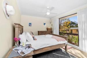 Un dormitorio con una cama y una ventana grande. en Kurrajong Village Delight, en Kurrajong