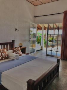 sypialnia z dużym łóżkiem w pokoju w obiekcie Great Lake Villa w mieście Tissamaharama