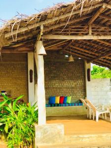 patio z kanapą i kolorowymi poduszkami w obiekcie Great Lake Villa w mieście Tissamaharama