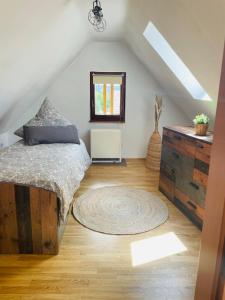 1 dormitorio en el ático con 1 cama y vestidor en Maisonette Wohnung Sophie mit Balkon und Terrasse en Weikersheim