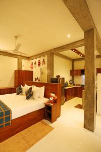 a bedroom with a bed and a kitchen at Villa Sanni 18 in Hikkaduwa
