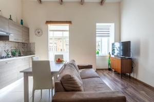 a living room with a couch and a table at Modern stylish flat near Valletta and Sliema! in Msida