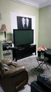 Una televisión o centro de entretenimiento en The Gulch Apartments