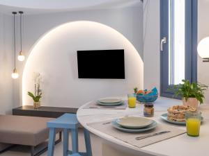 een woonkamer met een tafel en een tv bij Evans Luxurious Apartment 4 in Heraklion