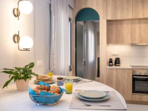 een keuken met een tafel met eten en sinaasappelsap bij Evans Luxurious Apartment 4 in Heraklion