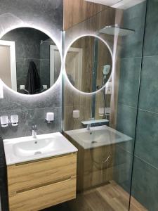 y baño con lavabo y espejo. en Apartmán Limba, en Vysoké Tatry