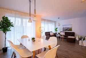 a living room with a white table and chairs at 150qm Haus mit 4 Schlafzimmern, Sauna, Parkplatz in Lüneburg