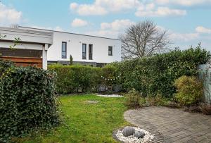 einen Garten mit einem Haus und einem Backsteinsteg in der Unterkunft 150qm Haus mit 4 Schlafzimmern, Sauna, Parkplatz in Lüneburg