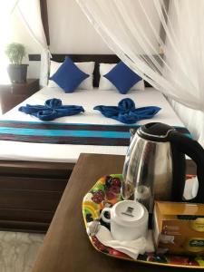 Schlafzimmer mit einem Bett und einem Wasserkocher auf dem Tisch in der Unterkunft Bisandu guesthouse in Mirissa