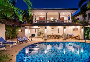 duży basen przed domem w obiekcie Villa Waree include electricity just 5 minutes from Beach and Walking street w Pattaya South