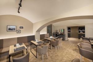 - un restaurant avec des tables et des chaises dans une salle dans l'établissement Avenue Legerova 19, à Prague