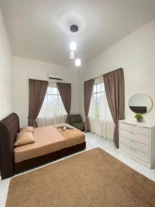 Llit o llits en una habitació de Aila Homestay Pendang