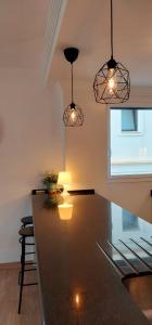 una cocina con una encimera negra con dos luces en Maravilloso apartamento, en Nerja