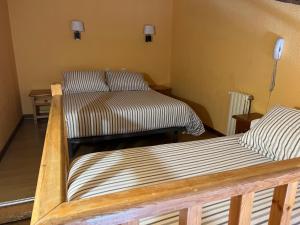 2 camas individuais num quarto com 2 candeeiros em Hotel Copacabana em Pas de la Casa